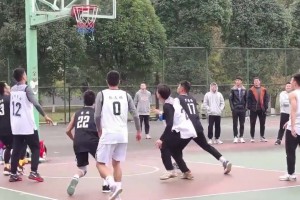 卧槽，这是吃弹簧长大的？外国小伙这弹跳也太炸裂了